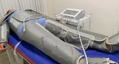 Equipo de presoterapia sobre la camilla